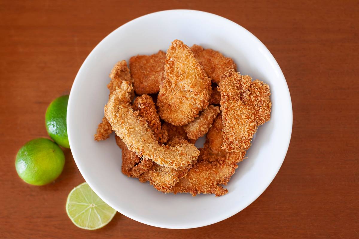 Pollo crujiente con lima servido en un plato